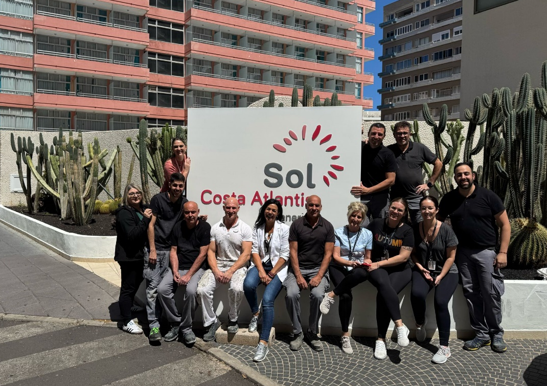 Atom Hoteles Socimi realiza una nueva donación de mobiliario para ayuda social